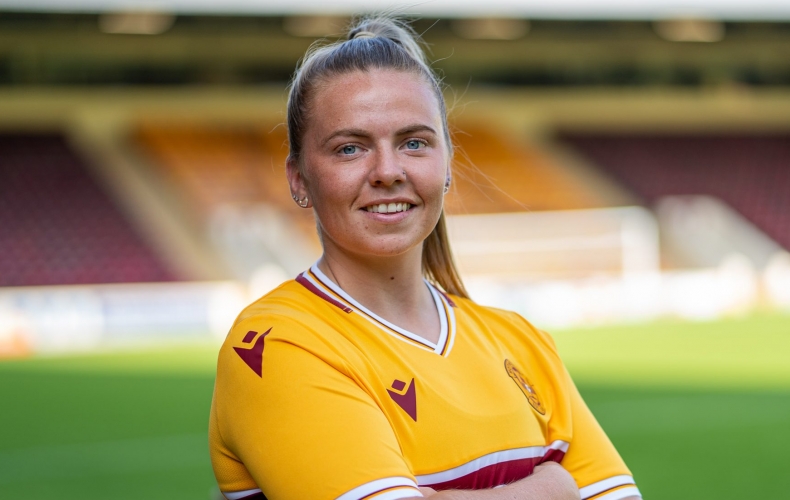 Holly Napier signs for Motherwell